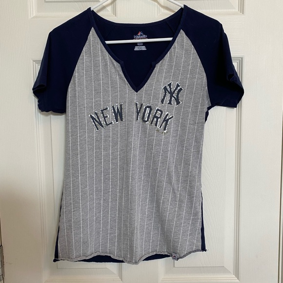 Majestic Tops - 💥SALE💥Yankees Tee!!